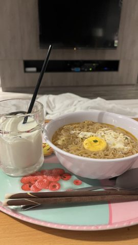 Có bầu ăn mì tôm được không: Chuyên gia dinh dưỡng giải đáp chi tiết
