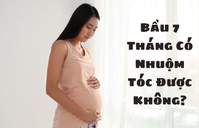 Một phụ nữ mang thai 7 tháng đang xem xét mái tóc của mình, băn khoăn về việc bầu 7 tháng nhuộm tóc được không và ảnh hưởng của thuốc nhuộm.