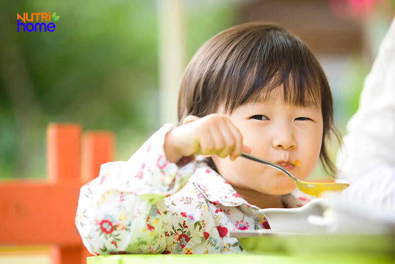 Bé 2 tuổi thưởng thức món ăn dinh dưỡng cho bữa sáng ngon miệng