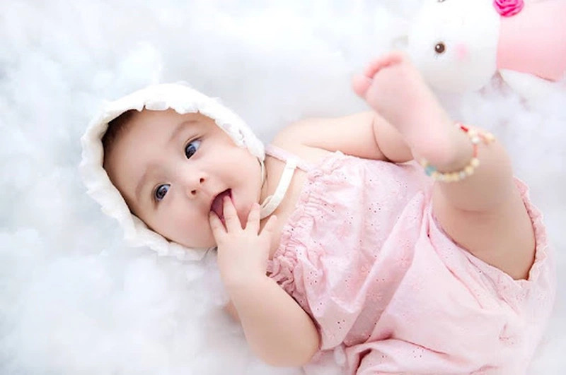 Bé 5 tháng biết làm gì? Cột mốc phát triển toàn diện