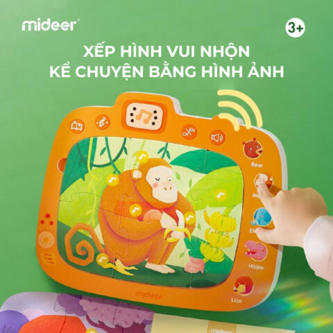 Bé 5 tuổi tương tác với bộ xếp hình âm thanh giáo dục