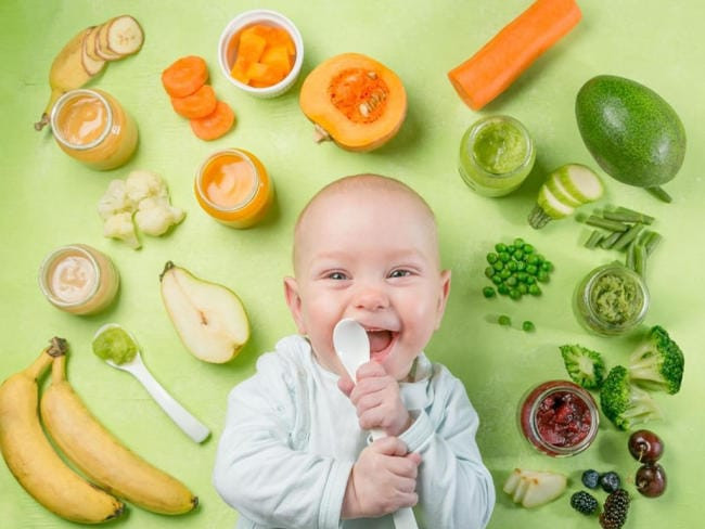Bé 6 tháng ăn dặm cháo loãng, minh họa nguyên tắc ăn dặm từ lỏng đến đặc, phù hợp với lượng ăn dặm cho bé 6 tháng
