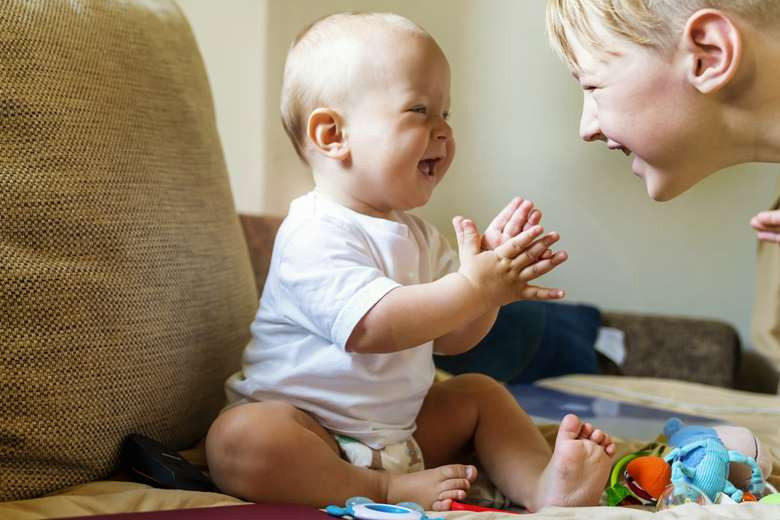 Bé 8 tháng biết làm gì: Khám phá cột mốc phát triển toàn diện của bé