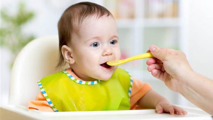 Bé 8 tháng tuổi thưởng thức trái cây nghiền với nhiều loại quả bổ dưỡng xung quanh