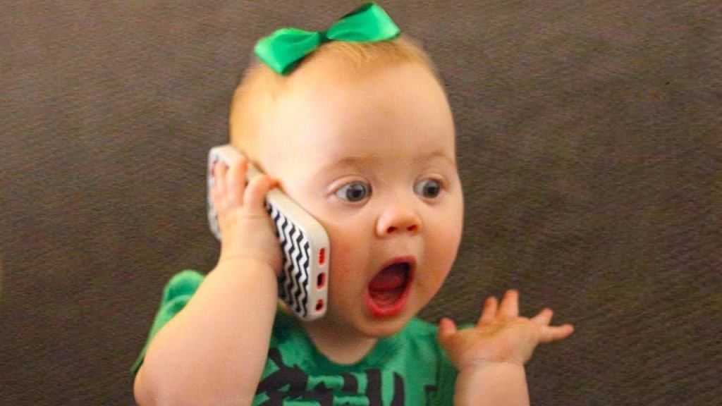 Bé bắt chước mẹ gọi điện thoại