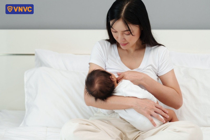 Bé bú mẹ khi bị sốt sau tiêm phòng