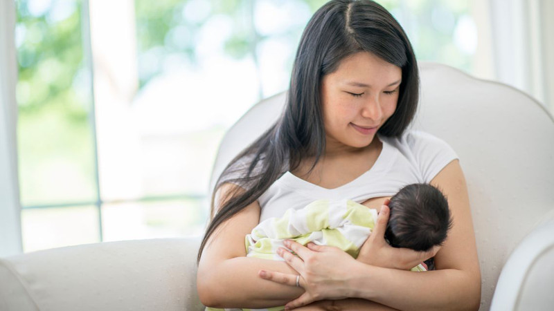 Trẻ chỉ bú khi ngủ phải làm sao? Giải pháp toàn diện cho bé bú ngoan