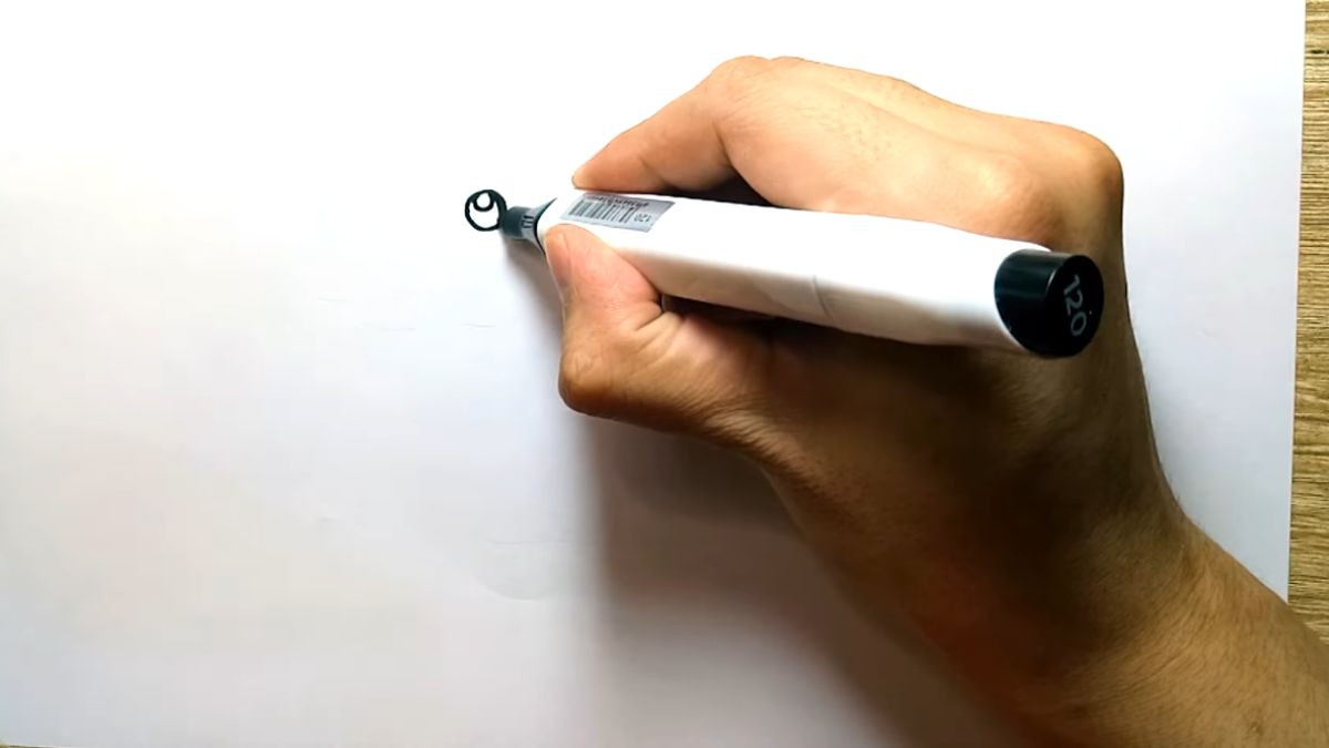 Bé đang tập trung vẽ chi tiết đôi mắt cho con voi theo hướng dẫn cách vẽ con voi cho bé.