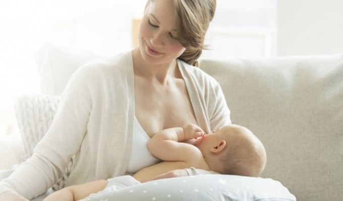 Bé đói nhưng không chịu bú bình: Đảm bảo tư thế bú thoải mái cho bé