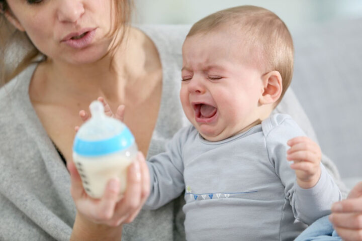 Bé đói nhưng không chịu bú bình: Em bé bú bình khi cảm thấy thực sự đói