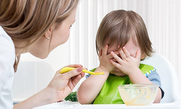 Bé đói nhưng không chịu bú bình: Không nên ép bé ăn uống quá mức