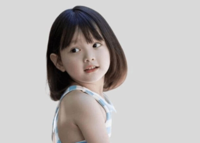Bé gái 10 tuổi với kiểu tóc ngắn pixie năng động, mái thưa