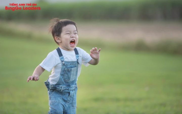 Bé gái 3 tuổi đang chơi xếp hình với vẻ mặt tò mò, khám phá các tính cách khả năng của trẻ 3 tuổi.