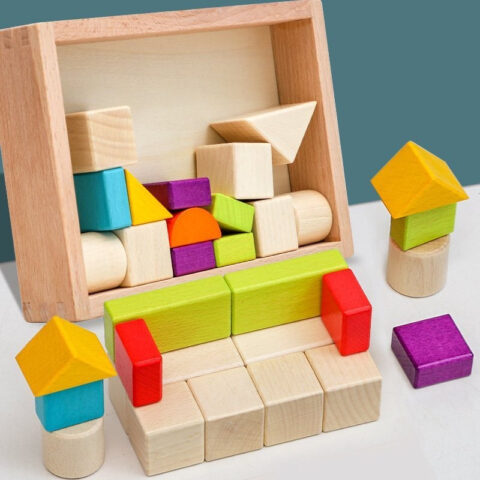 Bé gái chơi đồ chơi xếp hình bằng gỗ nhiều màu sắc, món quà tặng sinh nhật cho bé gái giúp phát triển tư duy