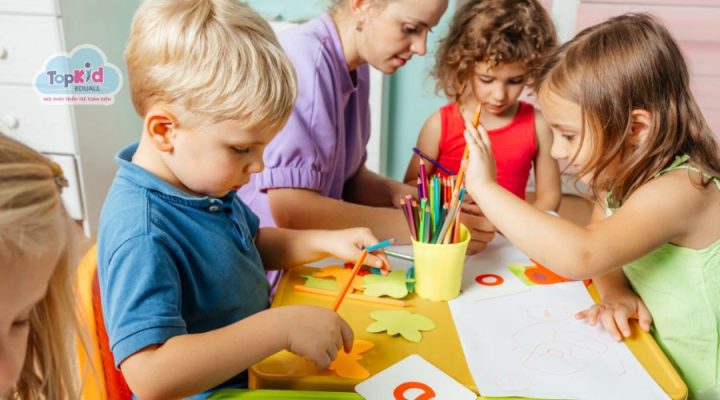 Bé gái đang học chữ cái với bảng chữ và đồ vật xung quanh