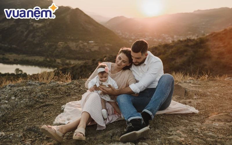 Bé gái đang ngắm nhìn thiên nhiên tươi đẹp với ánh nắng ban mai, tượng trưng cho những cái tên Minh gắn liền với vẻ đẹp tự nhiên