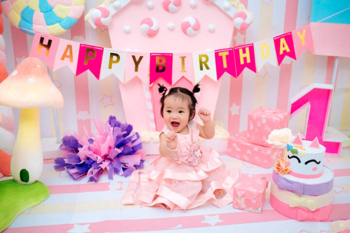 Bé gái đáng yêu cười tươi, nhận lời chúc mừng sinh nhật em bé ngọt ngào từ gia đình