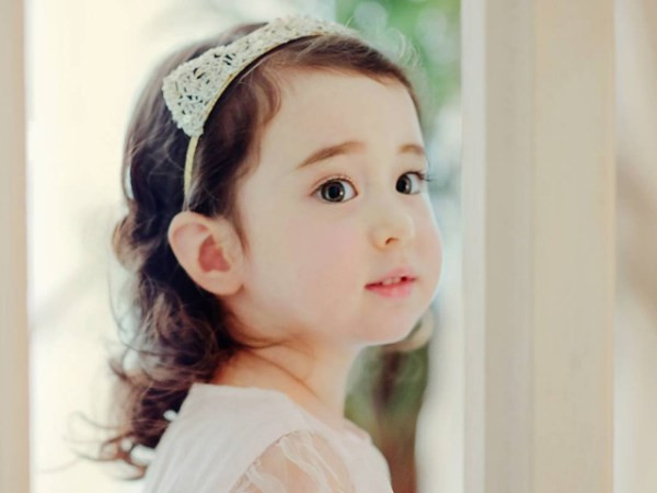 Bé gái dễ thương cười tươi, gợi ý những tên gọi ở nhà đáng yêu cho con