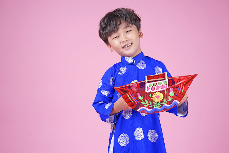 Bé gái hạnh phúc bên chiếc lồng đèn Trung thu tự làm