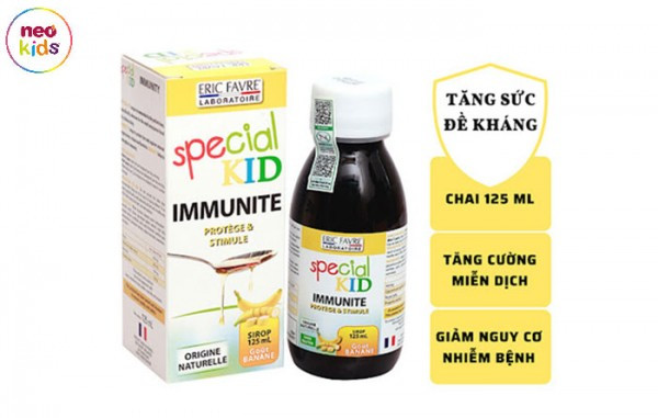 Bé gái hạnh phúc ôm gấu bông, thể hiện sức khỏe tốt nhờ tăng đề kháng hô hấp
