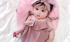 Bé gái hạnh phúc