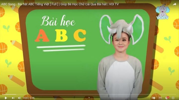 bé gái học cách đọc bảng chữ cái tiếng Việt qua bài hát vui nhộn