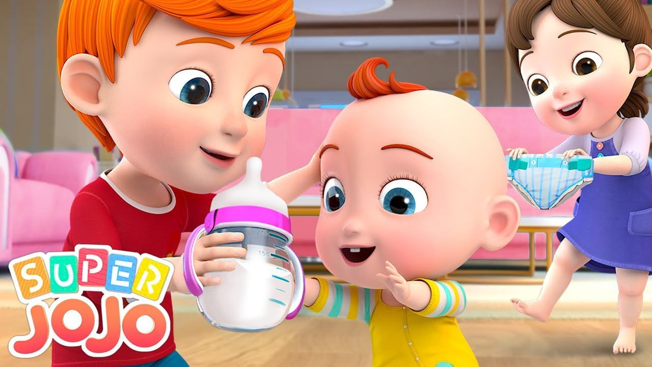 Bé gái ngồi trên sàn nhà xem Super JoJo, một kênh cho trẻ em Việt Nam, trên điện thoại
