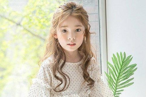 Bé gái tóc xoăn sóng nước Hàn Quốc dịu dàng