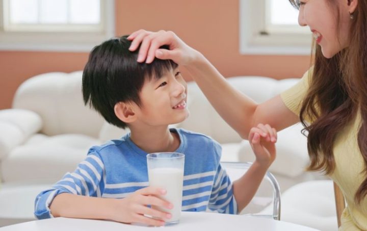 Bé gái uống sữa nào tăng chiều cao tốt nhất trước giờ ngủ đêm