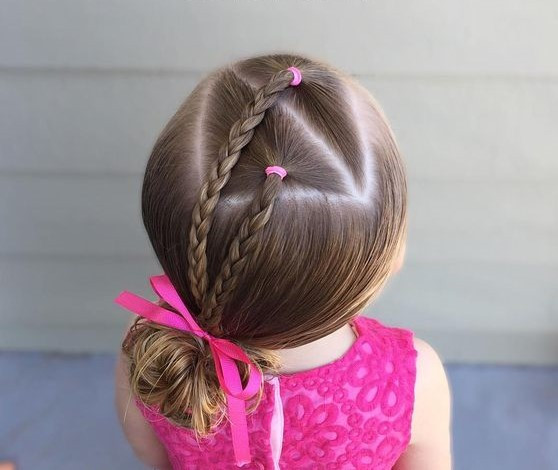 Bé gái với kiểu tết tóc hai bên buộc thấp, điểm nhấn là dây buộc nơ