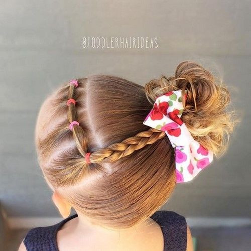 Bé gái với kiểu tết tóc Pháp chéo kết hợp tết đuôi cá, phong cách độc đáo