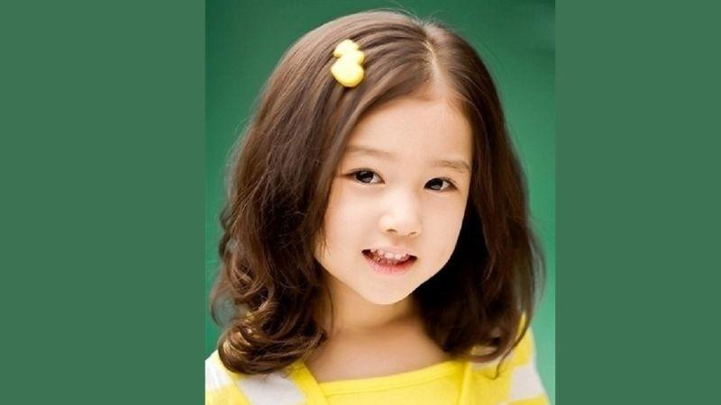 Bé gái với kiểu tóc xoăn mái lệch cá tính, thời thượng phong cách Hàn Quốc