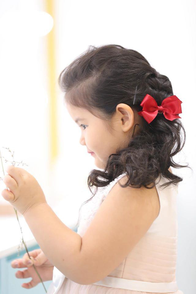 bé gái với mái tóc dài xoăn nhẹ, tạo kiểu tóc dễ thương cho bé gái