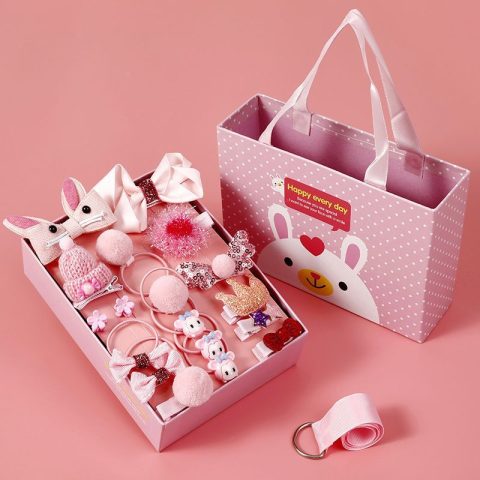 Bé gái vui vẻ bên hộp quà sinh nhật, nhấn mạnh tầm quan trọng của việc chọn quà tặng sinh nhật cho bé gái an toàn và phù hợp