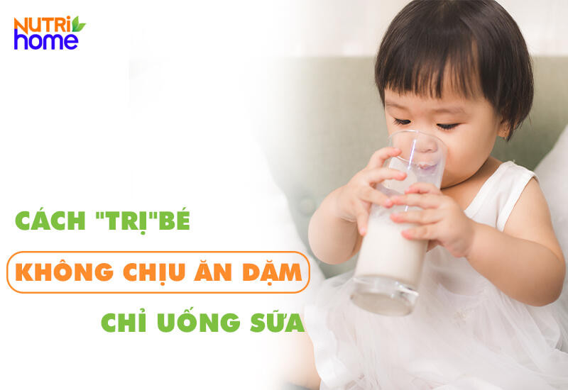 Bé ngồi trong lòng mẹ không chịu ăn dặm, nguy cơ thiếu hụt dinh dưỡng khi bé không chịu ăn không chịu uống sữa.