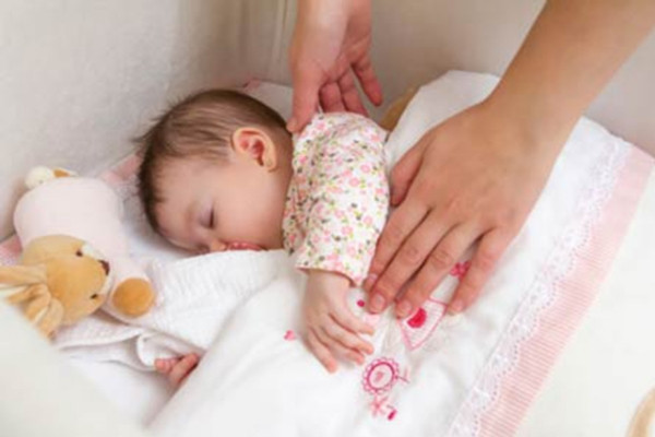 Bé sơ sinh ấm áp trong trang phục và chăn mùa đông được lựa chọn kỹ lưỡng