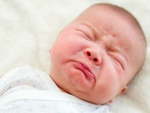 Bé sơ sinh giật mình khi ngủ ảnh hưởng bú sữa mẹ