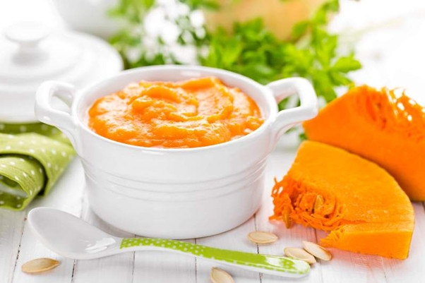 Bé thưởng thức bột ăn dặm kết hợp rau củ quả đa dạng, đầy đủ dưỡng chất