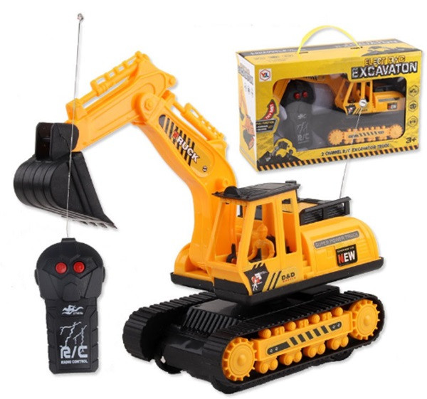 Bé trai đang chơi với xe cẩu điều khiển từ xa, món đồ chơi bé trai 10 tuổi giúp kích thích não bộ và sự phối hợp tay mắt