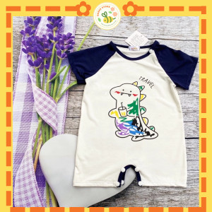 Bé trai mặc bộ bodysuit hình khủng long