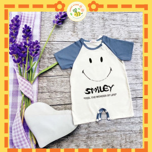 Bé trai mặc bộ bodysuit mặt cười