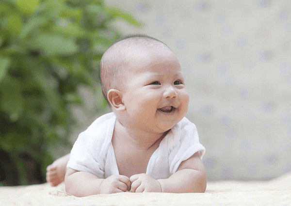 Bé trai sơ sinh với kiểu tóc đầu trọc gọn gàng và cá tính