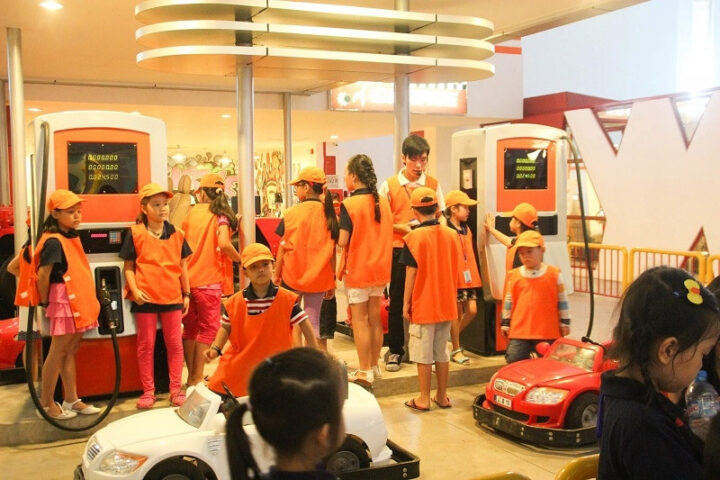 Bé trai trong vai hướng dẫn viên du lịch tại Vietopia, khu vui chơi cho bé quận 7