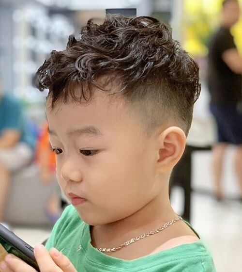 Bé trai với kiểu tóc Mohican cá tính, năng động