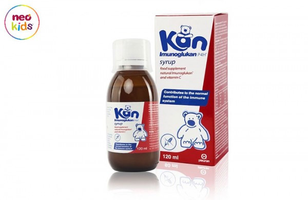 Bé trai vui vẻ chơi đùa, tượng trưng cho việc tăng đề kháng hô hấp