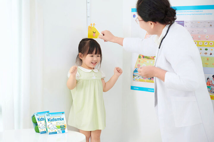 bé uống sữa phát triển chiều cao