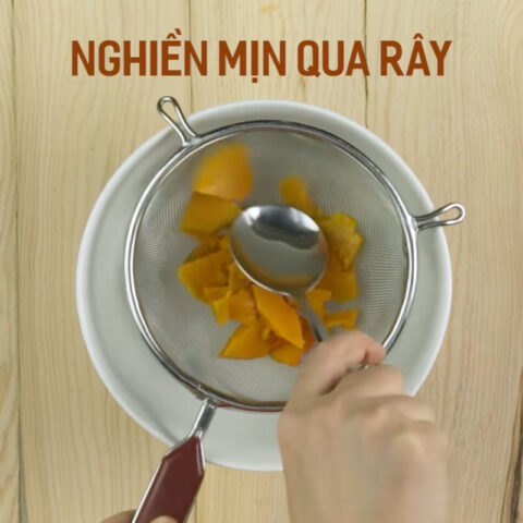 Bí đỏ đã cắt miếng nhỏ để chuẩn bị hấp cho món cháo cá hồi bí đỏ