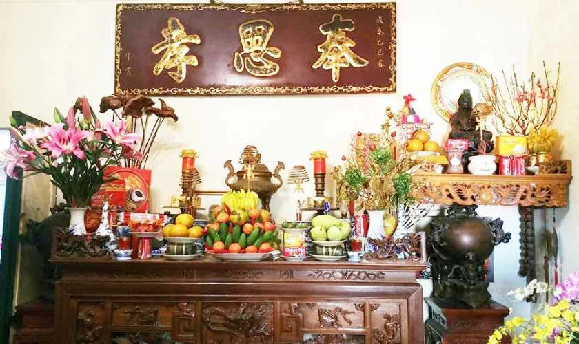 Bí quyết để hoa cắm bàn thờ đẹp tươi lâu với bình hoa cúc rực rỡ