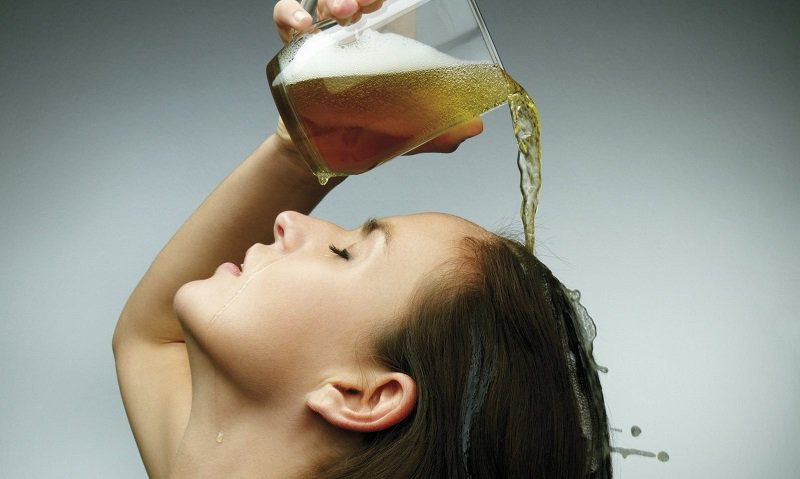 Bia, muối và giấm táo, các nguyên liệu tự nhiên hỗ trợ giảm bết dính cho tóc khi gội đầu xong tóc vẫn bết
