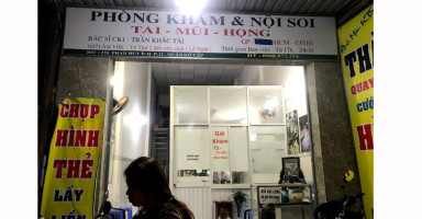 Biển hiệu bên ngoài phòng khám Tai Mũi Họng BS Chuyên khoa I Trần Khắc Tài